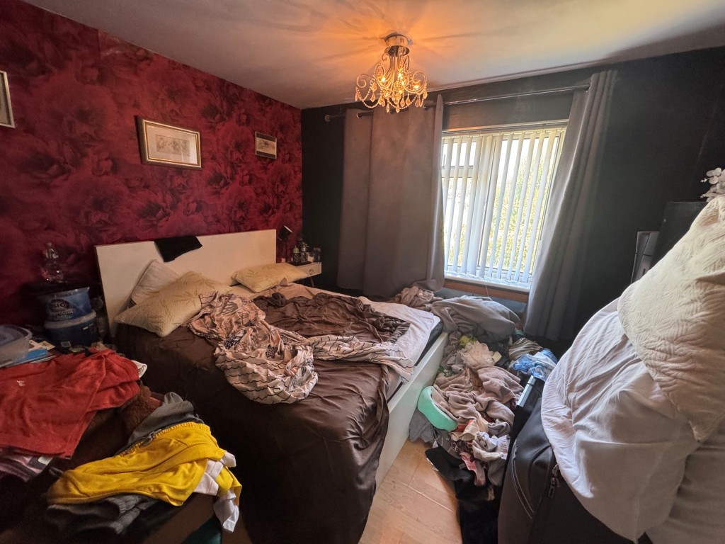 Lot: 140 - THREE-BEDROOM SEMI-DETACHED HOUSE - RESIDENTIAL INVESTMENT - Bedroom 2